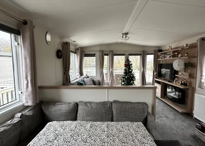 Anglers Rest, With Hot Tub And Private Fishing Peg
